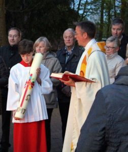 Entzündung der Osterkerze durch Pastor Ferdinand Hempelmann während des Ostervigil 2017 in der St. Georg Gemeinde Hiddingsel.