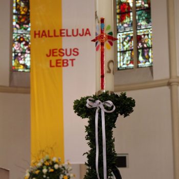 Impressionen in der St. Georg Kirche zu Ostern 2017. "Halleluja Jesus lebt." Prachtvoller Blumenschmuck. Nach dem Ostervigil und dem entzünden der Osterkerze.