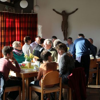 Die Gemeinde traf sich nach dem Ostervigil zum gemeinsamen Frühstück im Pfarrheim.
