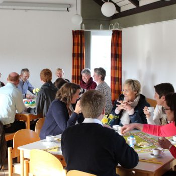 Die Gemeinde traf sich nach dem Ostervigil zum gemeinsamen Frühstück im Pfarrheim.