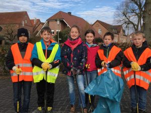 Sauberes Dülmen - Einige Hiddingseler und Hiddingselerinnen machten sich auf dem Weg um das Dorf von Unrat zu befreien.