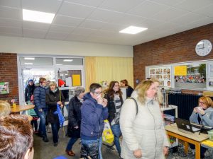 Sehr gut besuchter Second Hand Markt in der St. Georg Grundschule Hiddingsel.