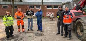 Kurze Pause der ehrenamtlichen Helfer auf dem noch alten Schotterplatz.