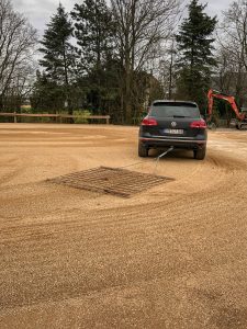 Private PKWs im Einsatz mit einer Matte zum verteilen des Sandes.