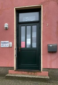 Eingangstür der Praxis Dr. Karakassopoulos