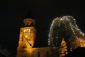 Die Hiddingseler St. Georg Kirche wird mit Licht zur Adventszeit angestrahlt