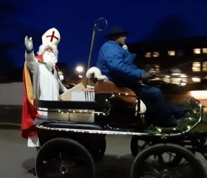 Der Nikolaus begrüßt die Kinder von Hiddingsel.