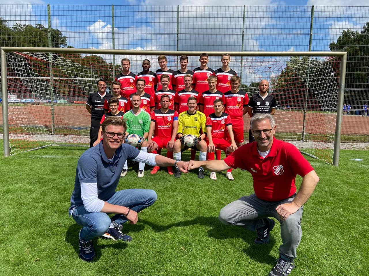 Mannschaftsfoto des SV Vorwaerts Hiddingsel mit Trikotsponsor Dirk Prumann (vorne links) von der Provinzial und dem neuen ersten Vorsitzenden Klaus Dennstedt (vorne rechts)